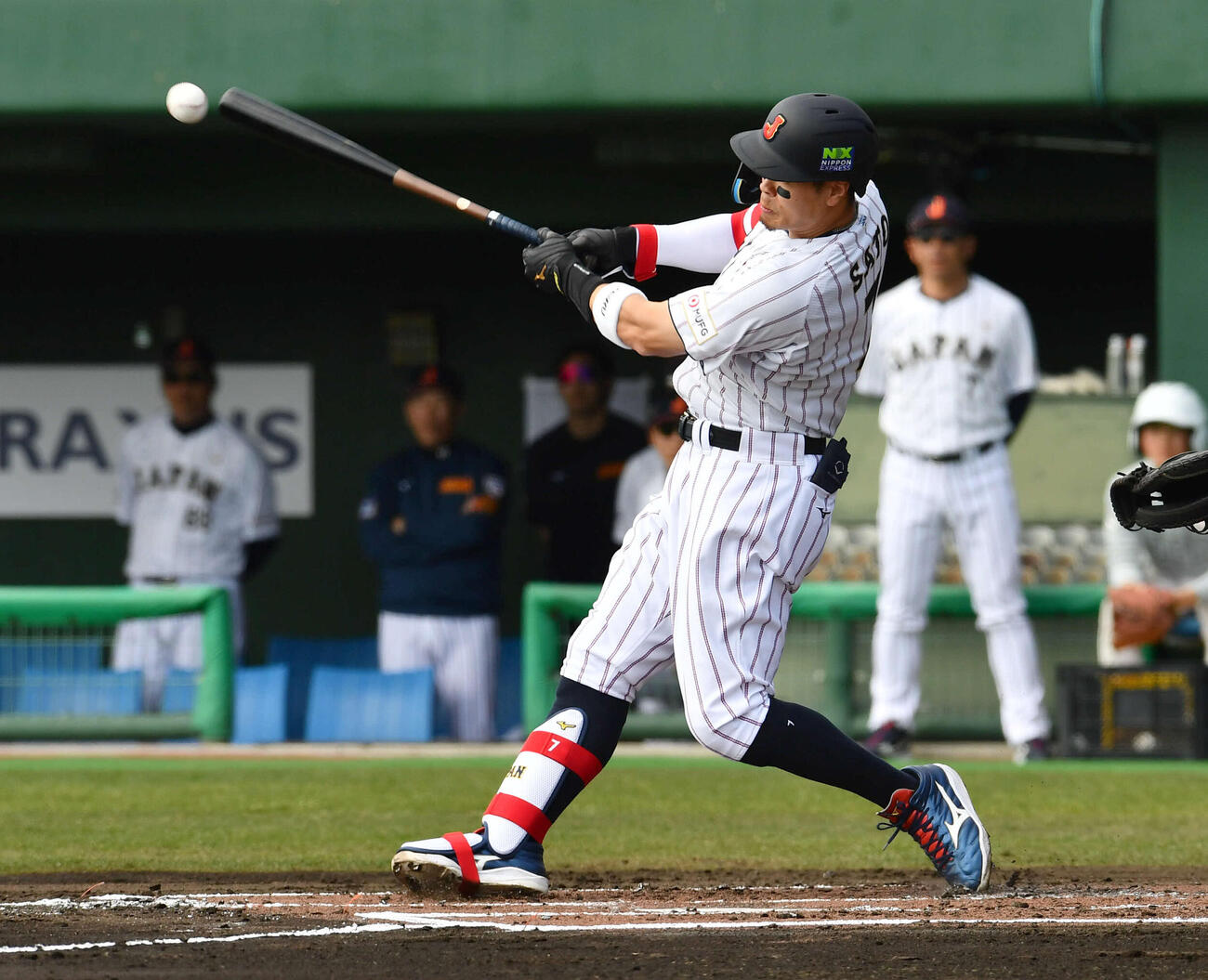 日本対ソフトバンク　1回裏日本無死満塁、佐藤は二塁へ同点適時内野安打を放つ（撮影・岩下翔太）