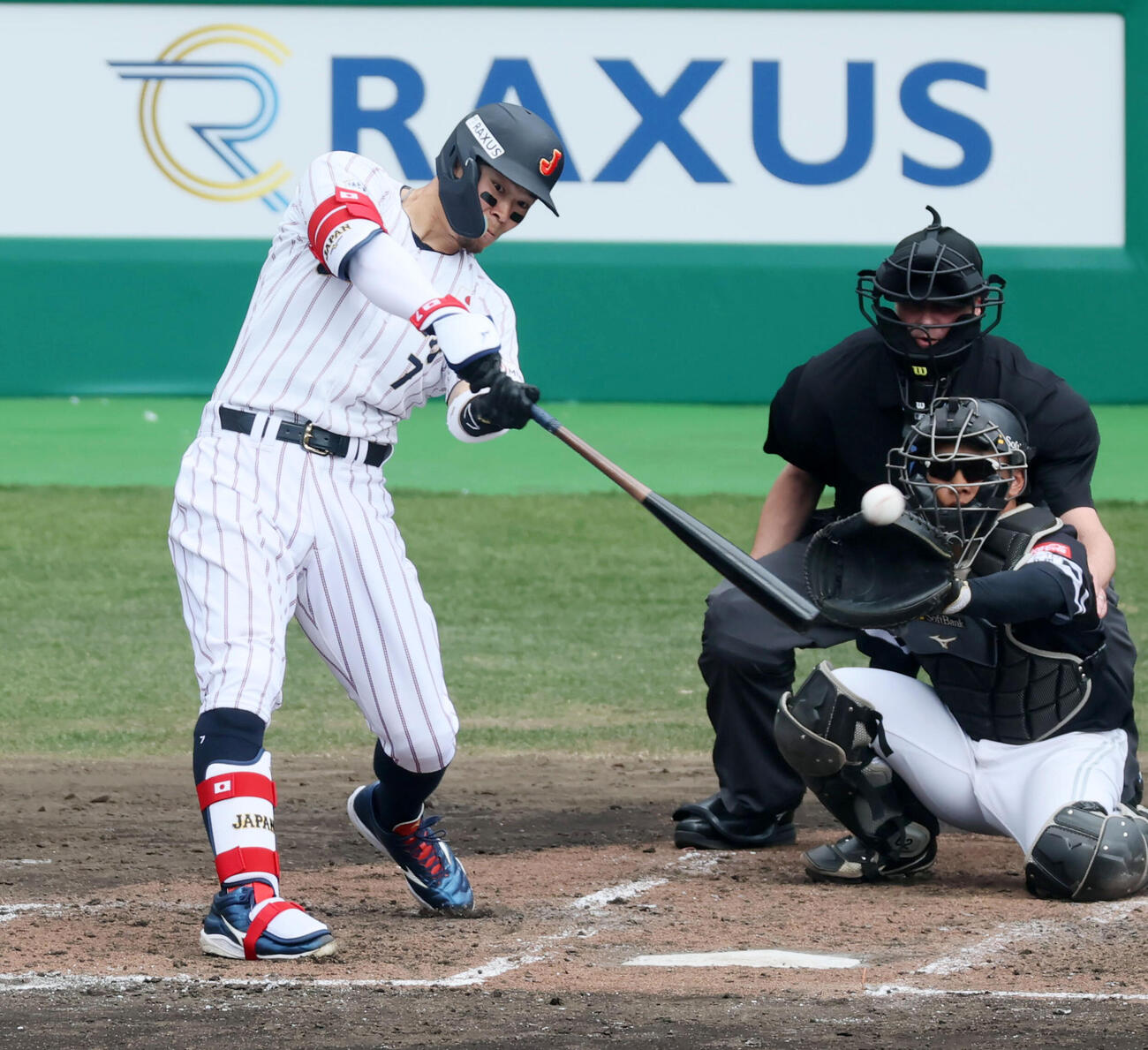 日本対ソフトバンク　2回裏日本2死一、二塁、佐藤は左越え適時2点二塁打を放つ（撮影・加藤哉）