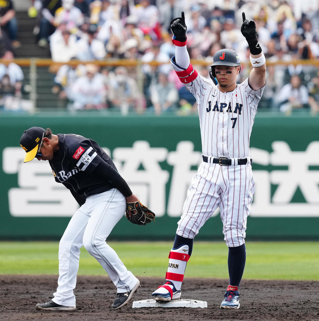 日本対ソフトバンク　2回裏日本2死一、二塁、適時二塁打を放ちポーズを決める佐藤（撮影・垰建太）