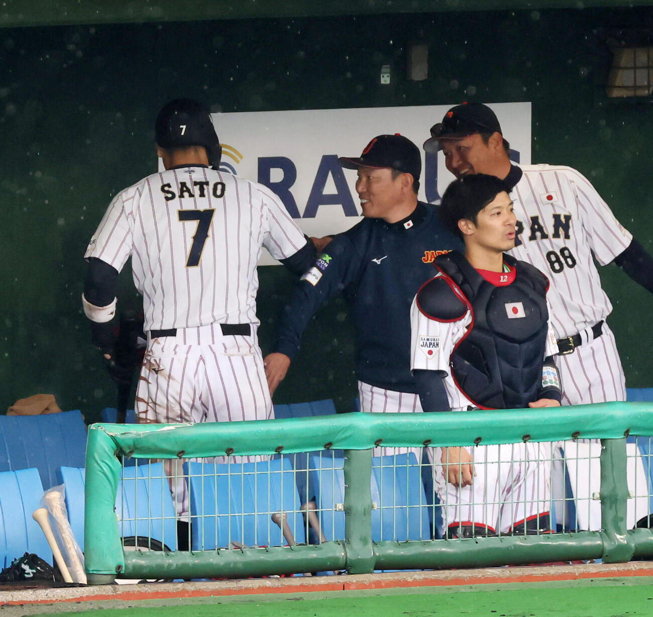 日本対ソフトバンク　5回裏日本2死二塁、代走が送られてベンチ戻った佐藤（左）を井端監督が出迎える（撮影・加藤哉）
