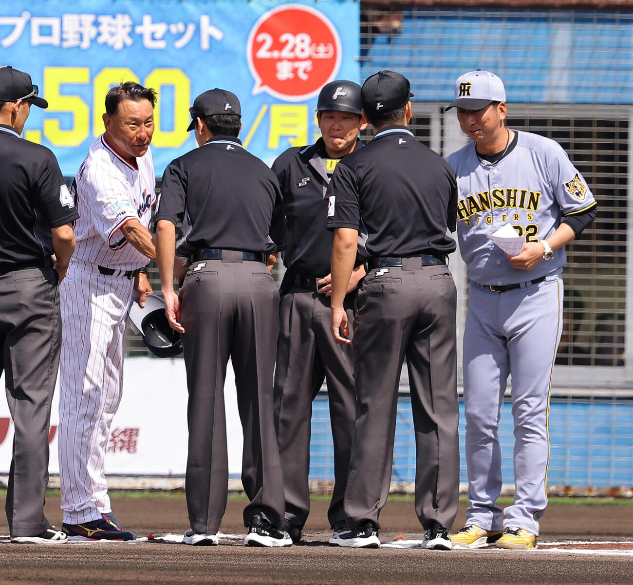 ヤクルト対阪神　メンバー交換をする池山監督（左）と藤川監督（撮影・上田博志）