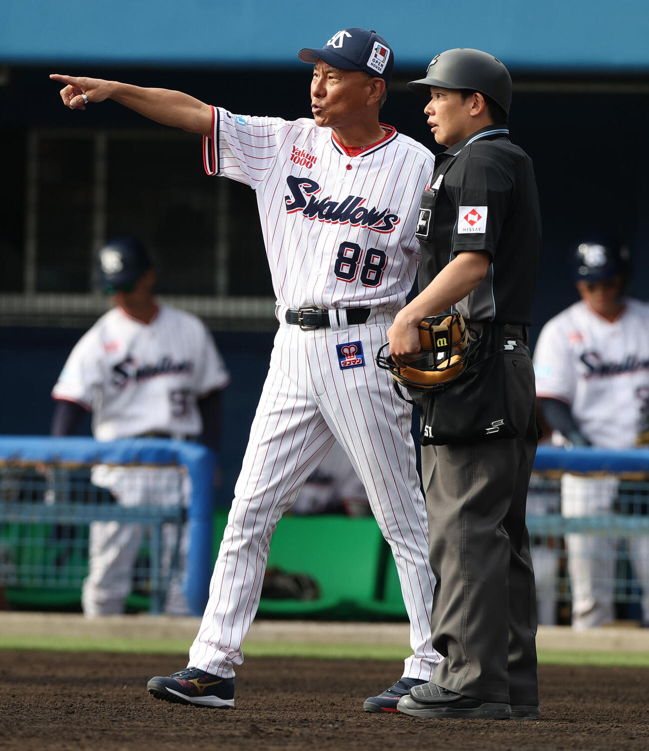 オープン戦　ヤクルト対阪神　8回を終えヤクルト池山監督（左）は球審と判定を確認する（撮影・上山淳一）