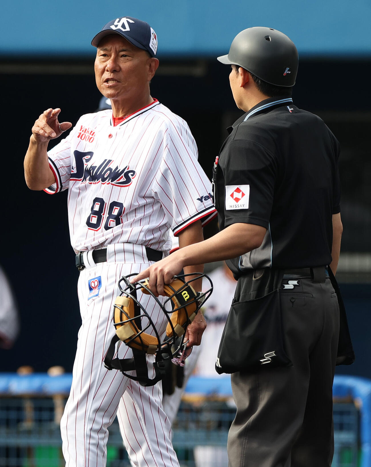 オープン戦　ヤクルト対阪神　8回を終え、ヤクルト池山監督は球審に交代を告げる（撮影・上山淳一）