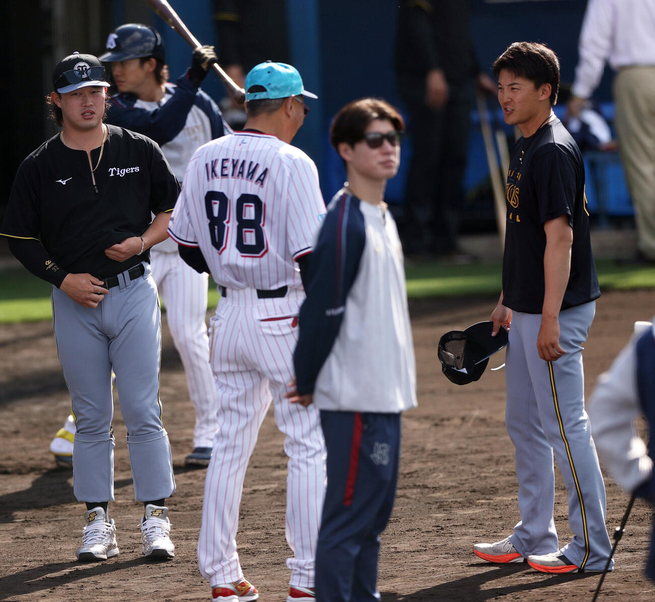 ヤクルト対阪神　試合前、阪神浜田（左）と元山（右）はヤクルト池山監督にあいさつする（撮影・上山淳一）