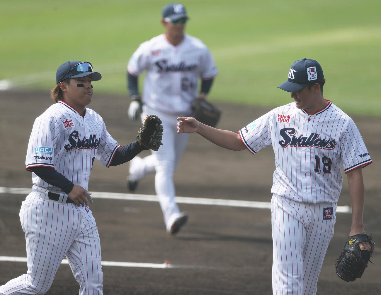 オープン戦　ヤクルト対阪神　1回表阪神1死一塁、長岡（左）は高寺の二ゴロで併殺を奪い奥川とタッチをかわす（撮影・上山淳一）