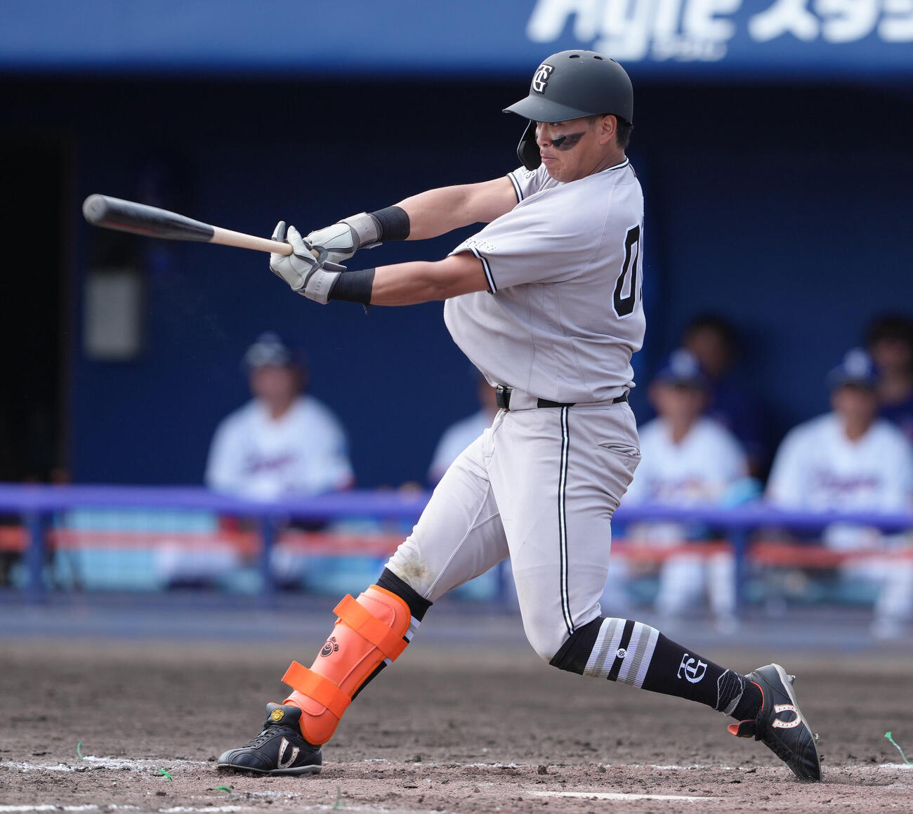 中日対巨人　5回表巨人2死、知念は右翼線に二塁打を放つ（撮影・足立雅史）