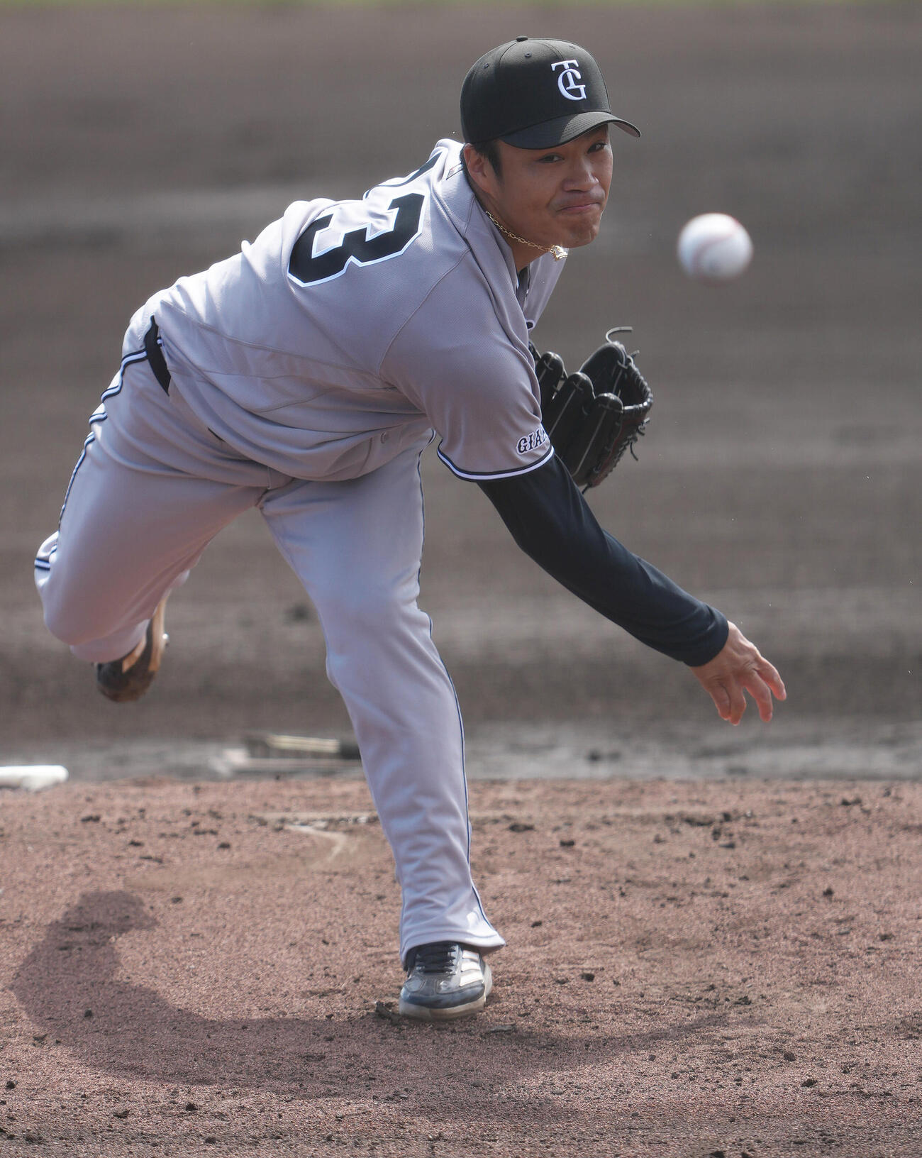 中日対巨人　巨人先発の則本（撮影・足立雅史）