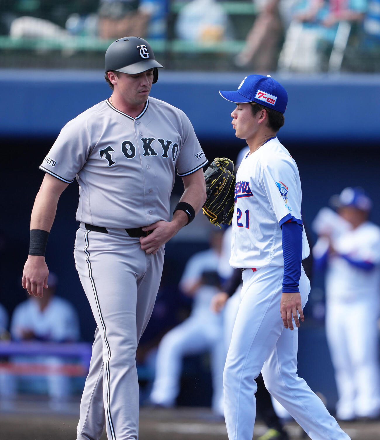 中日対巨人　2回表巨人無死一塁、岸田の右二塁打で本塁を狙うもアウトとなる一塁走者ダルベック（左）。投手金丸（撮影・足立雅史）