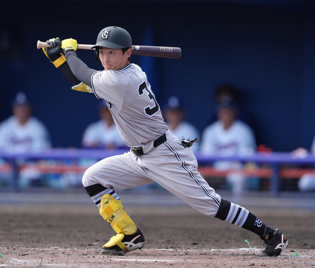 中日対巨人　3回表巨人1死、浦田は左前打を放つ（撮影・足立雅史）