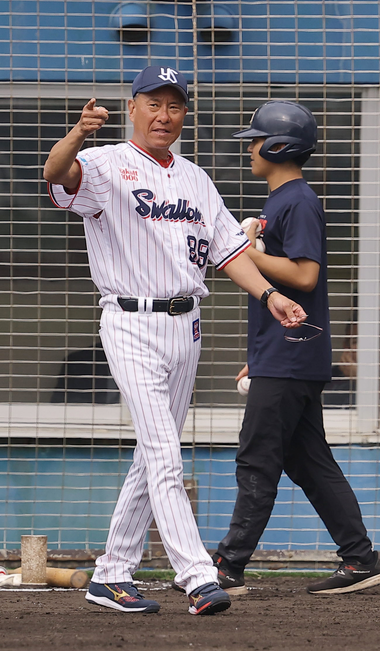 ヤクルト対阪神　選手交代を告げる池山監督（撮影・上田博志）