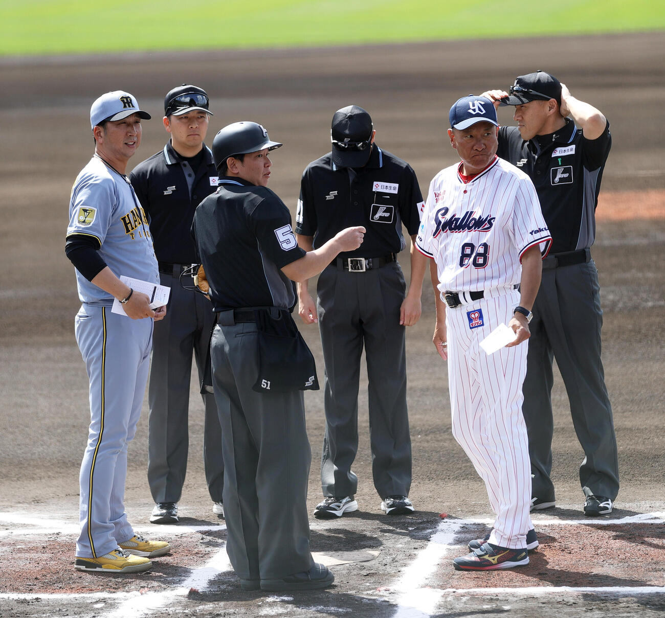 オープン戦　ヤクルト対阪神　試合前、メンバー確認する阪神藤川監督（左）とヤクルト池山監督（右から2人目）（撮影・上山淳一）