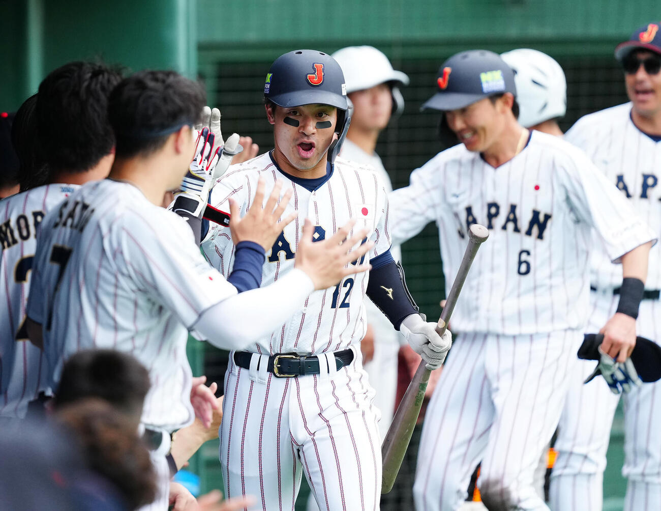日本対ソフトバンク　3回裏日本無死一塁、2点本塁打を放ちナインの出迎えを受ける坂本（撮影・垰建太）