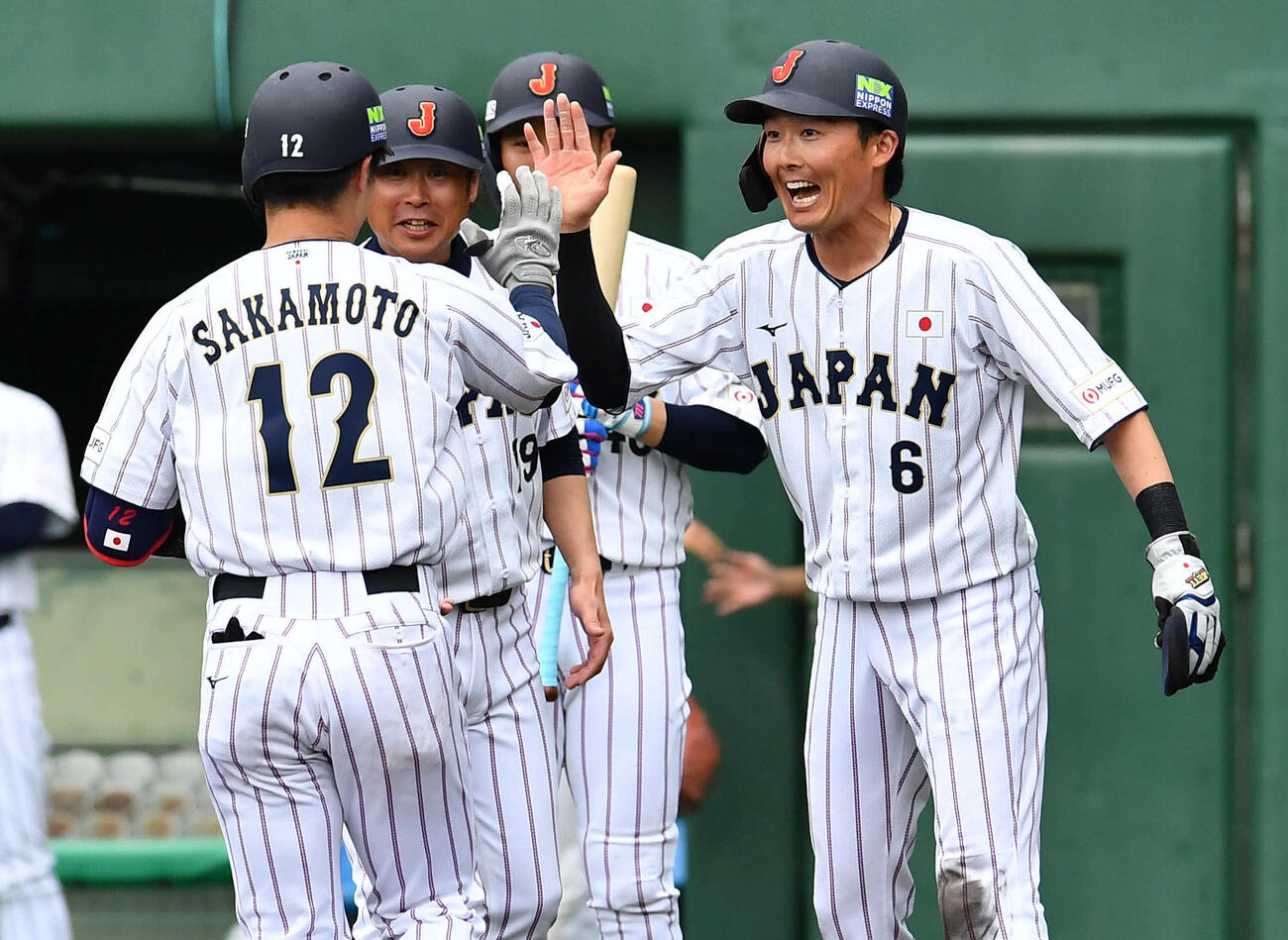 日本対ソフトバンク　3回裏日本無死一塁、左越え2点本塁打を放った坂本（左）を笑顔で迎える源田（撮影・岩下翔太）
