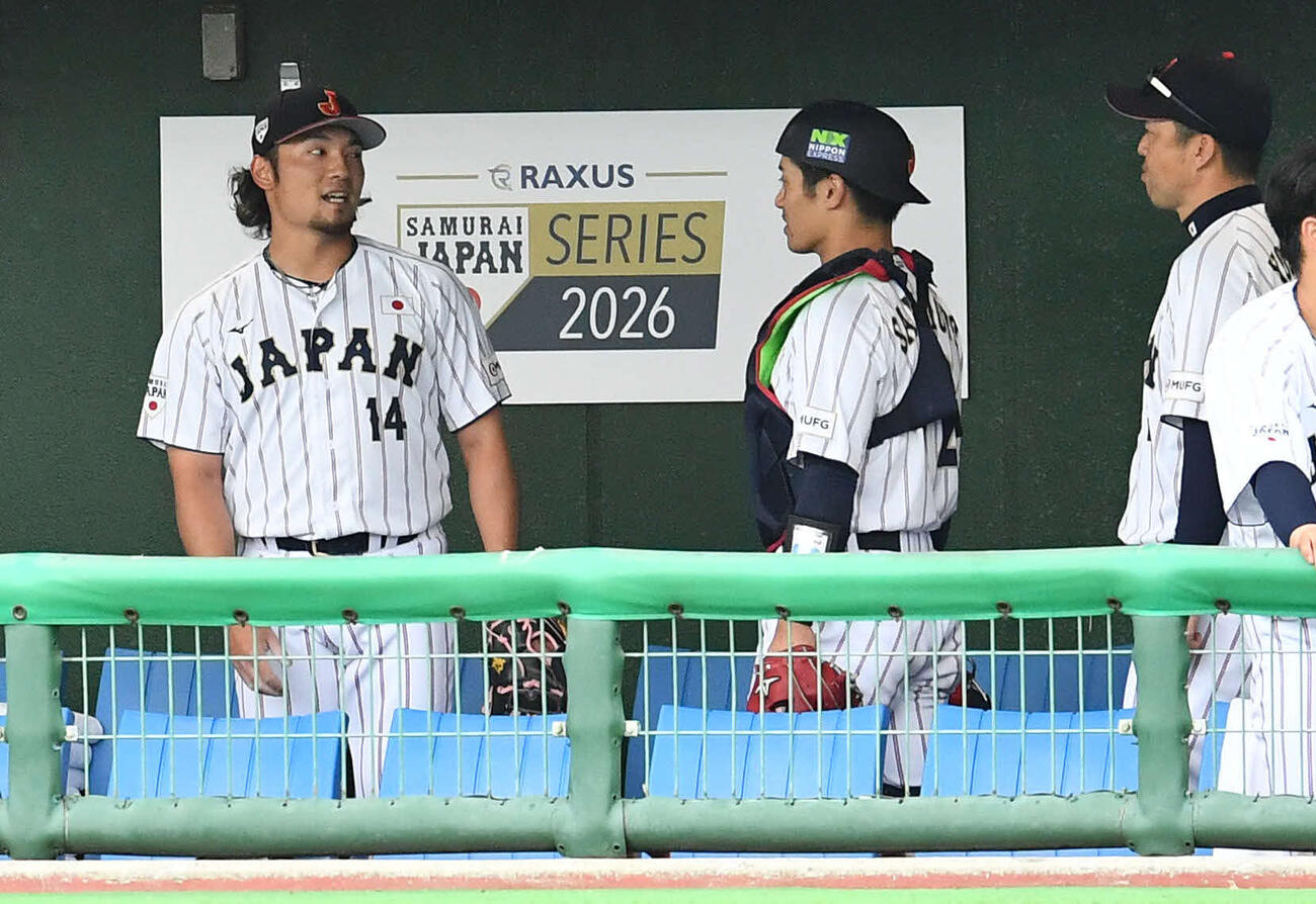 日本対ソフトバンク　4回表終了後、ベンチで坂本（右から2人目）、吉見コーチ（右端）と話す伊藤（撮影・岩下翔太）
