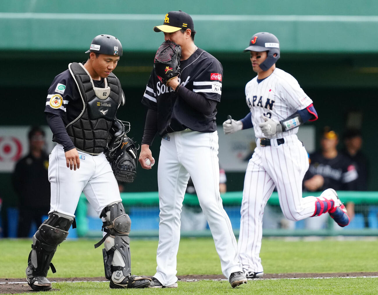 日本対ソフトバンク　3回裏日本無死一塁、坂本（右）に2点本塁打を浴びる上茶谷（中央）（撮影・垰建太）