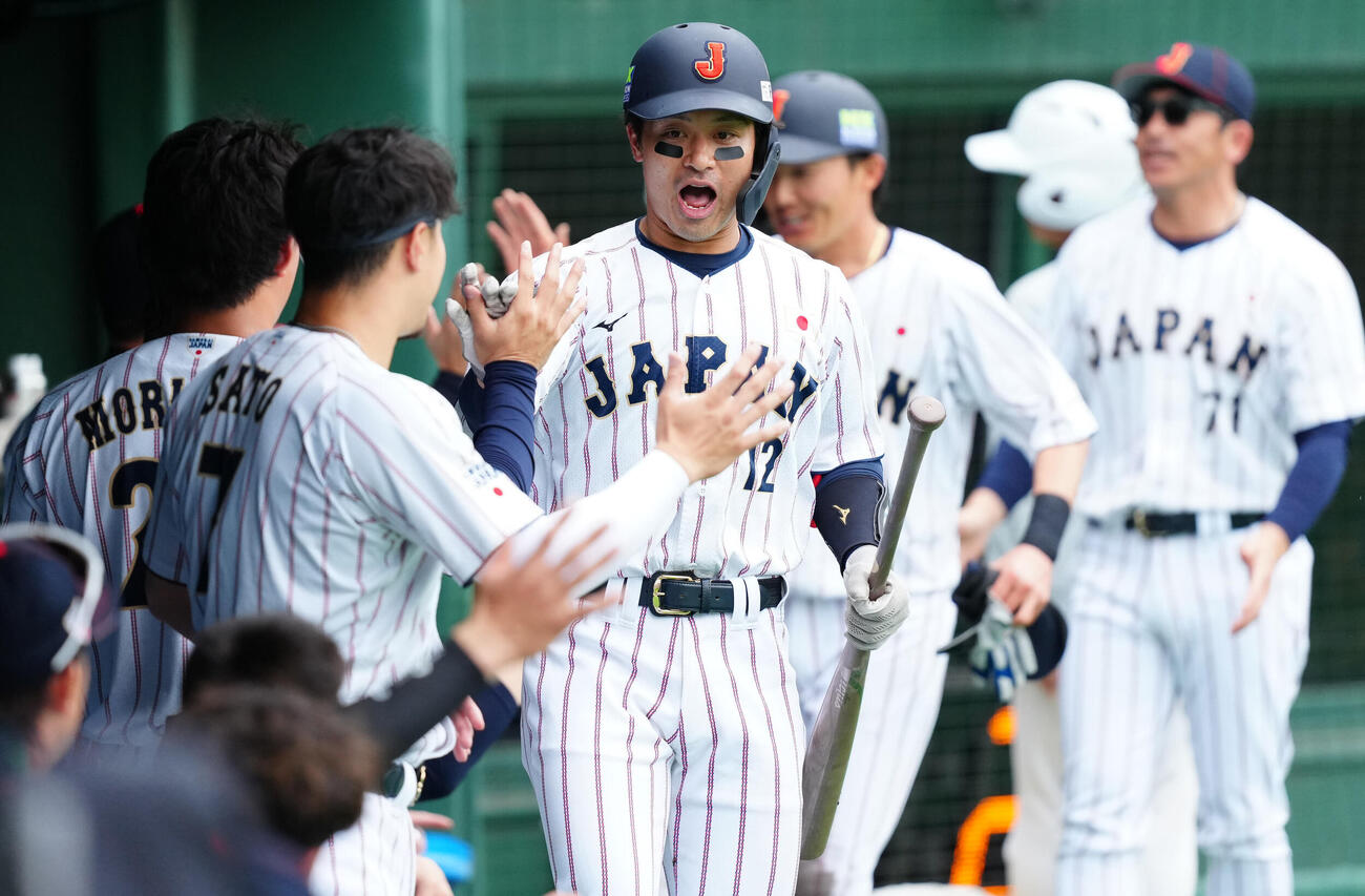 日本対ソフトバンク　3回裏日本無死一塁、2点本塁打を放ちナインの出迎えを受ける坂本（撮影・垰建太）