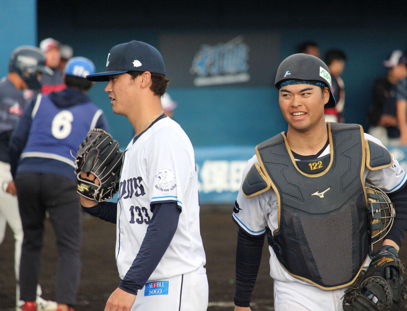 練習試合西武対韓国ロッテ　逆転されたイニング後の会話を終えた西武佐藤爽（左）と是沢（撮影・金子真仁）