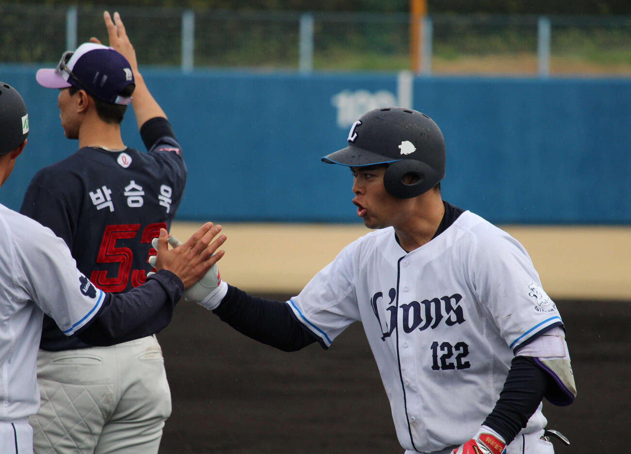 練習試合西武対韓国ロッテ　1軍の試合で初安打を放った西武是沢（撮影・金子真仁）