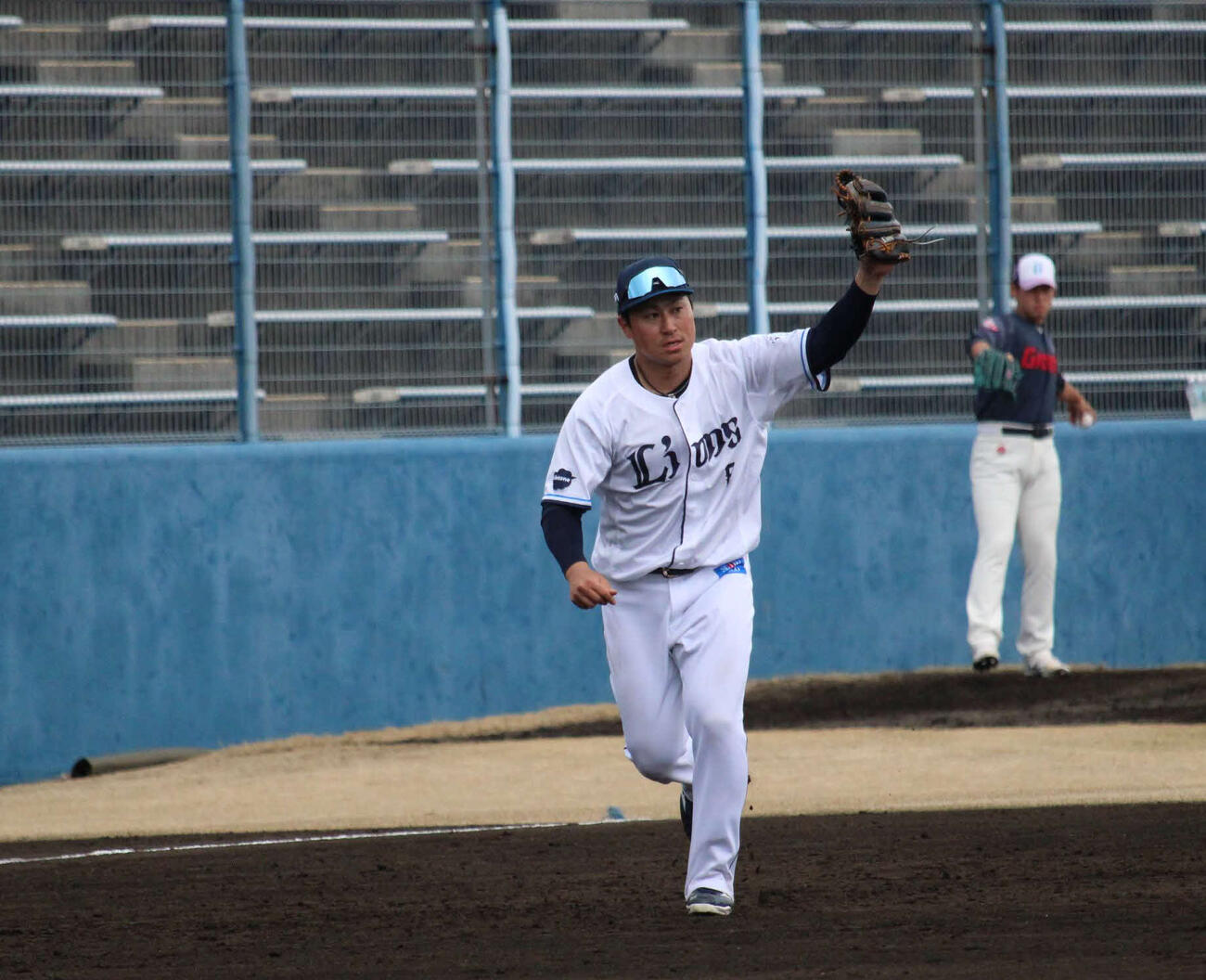 練習試合西武－韓国ロッテ　サードライナーをすくい上げる西武渡部（撮影・金子真仁）