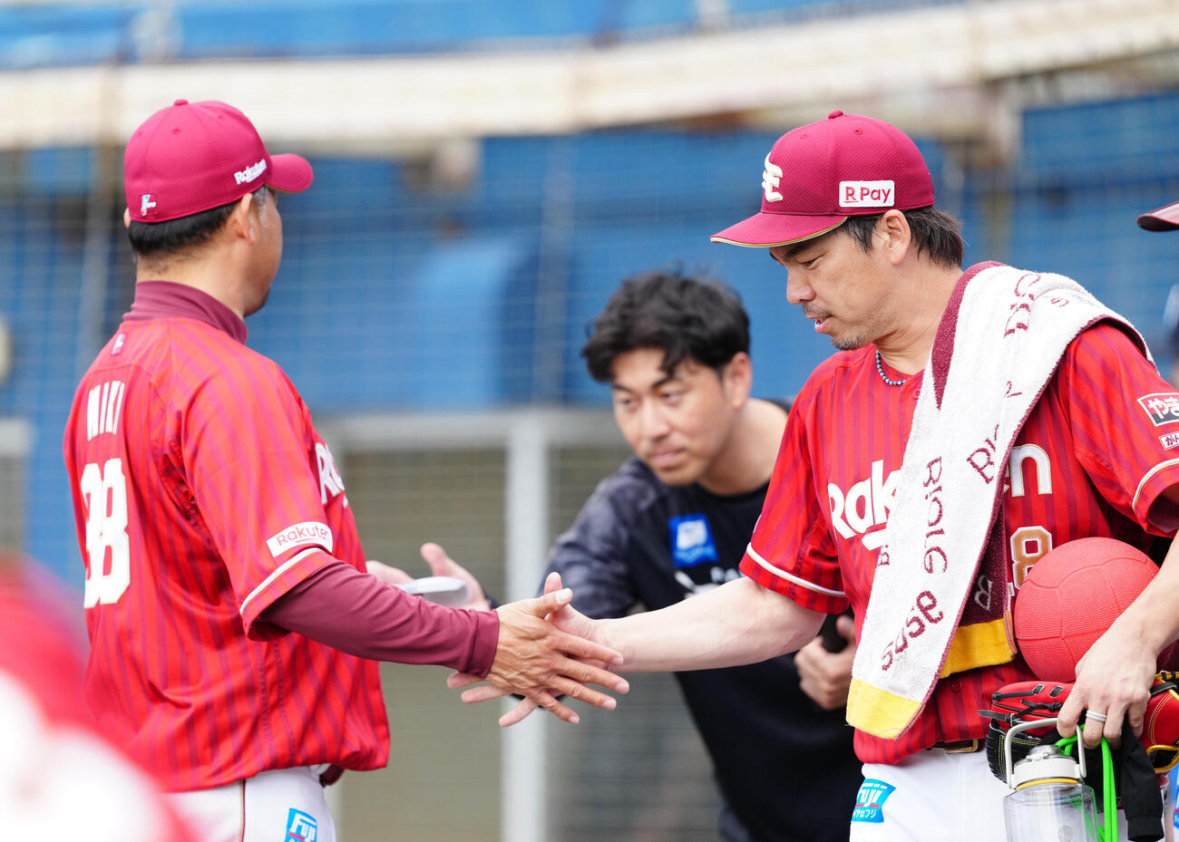 DeNA対楽天　試合前、楽天三木監督（左）とタッチを交わす先発の前田健（撮影・江口和貴）