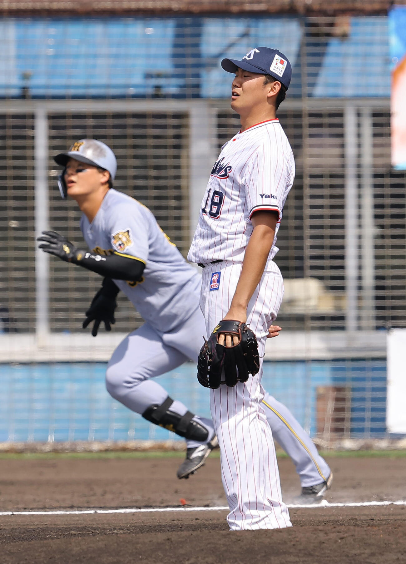 ヤクルト対阪神　2回表阪神1死、奥川（右）は前川に先制ソロ本塁打を浴びる（撮影・上田博志）
