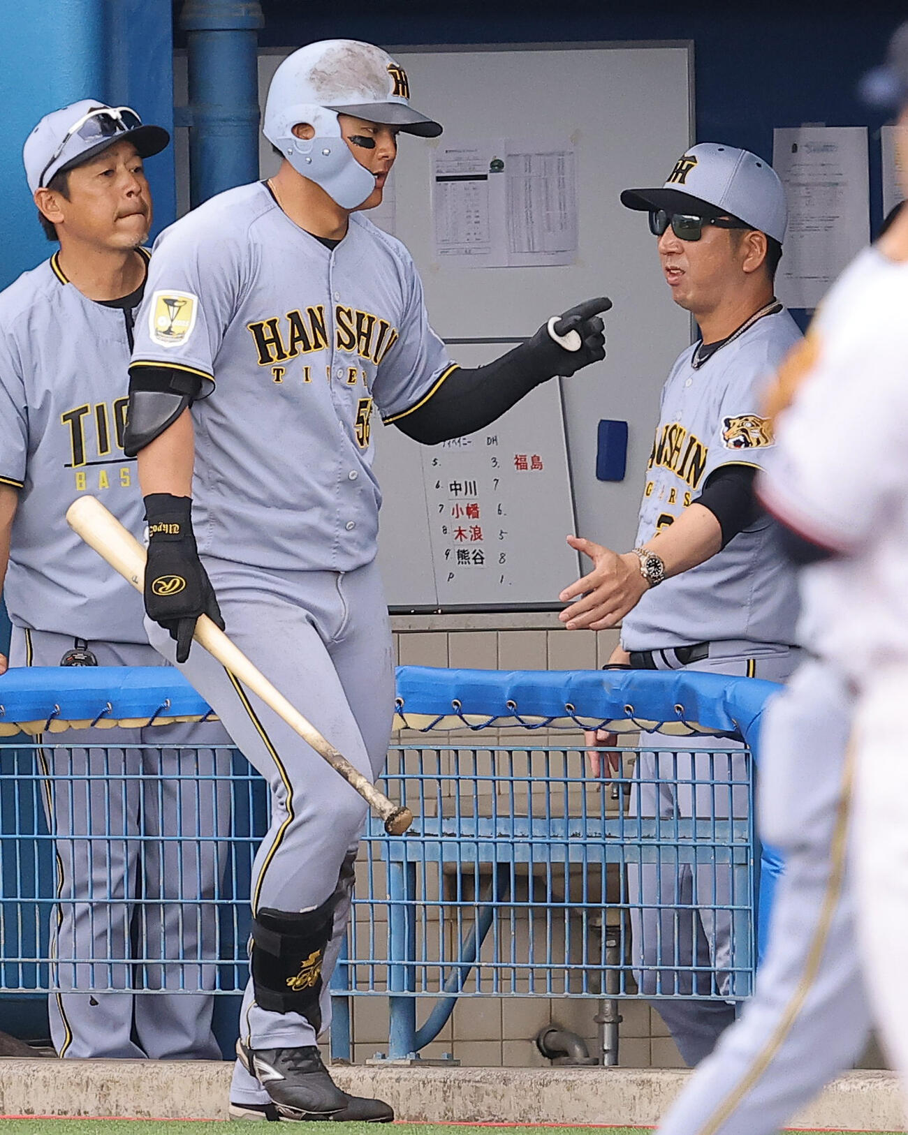ヤクルト対阪神　7回表阪神1死、本塁打を含む3安打を放った前川（左）を出迎える藤川監督（撮影・上田博志）