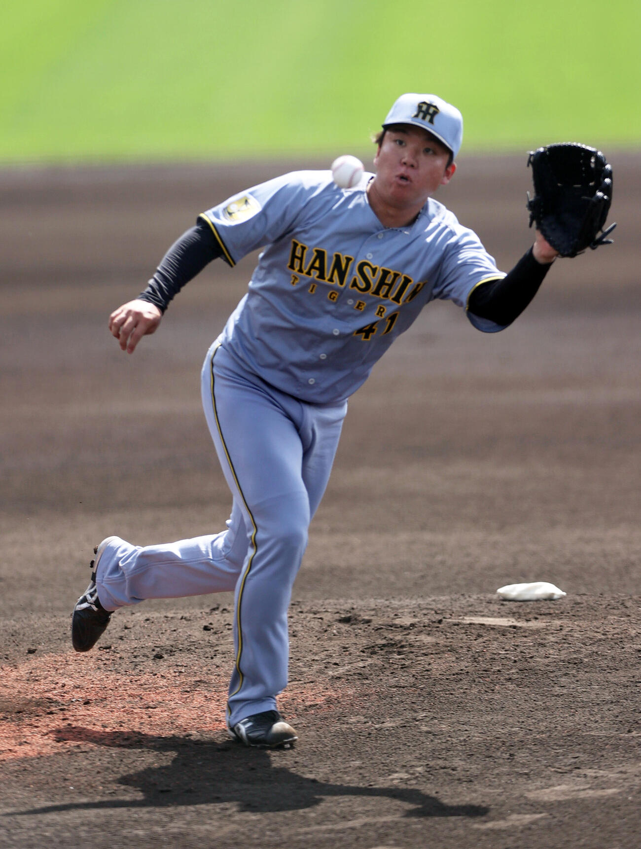 ヤクルト対阪神　1回裏ヤクルト2死一塁、村上はオスナを投ゴロに反応する（撮影・上山淳一）