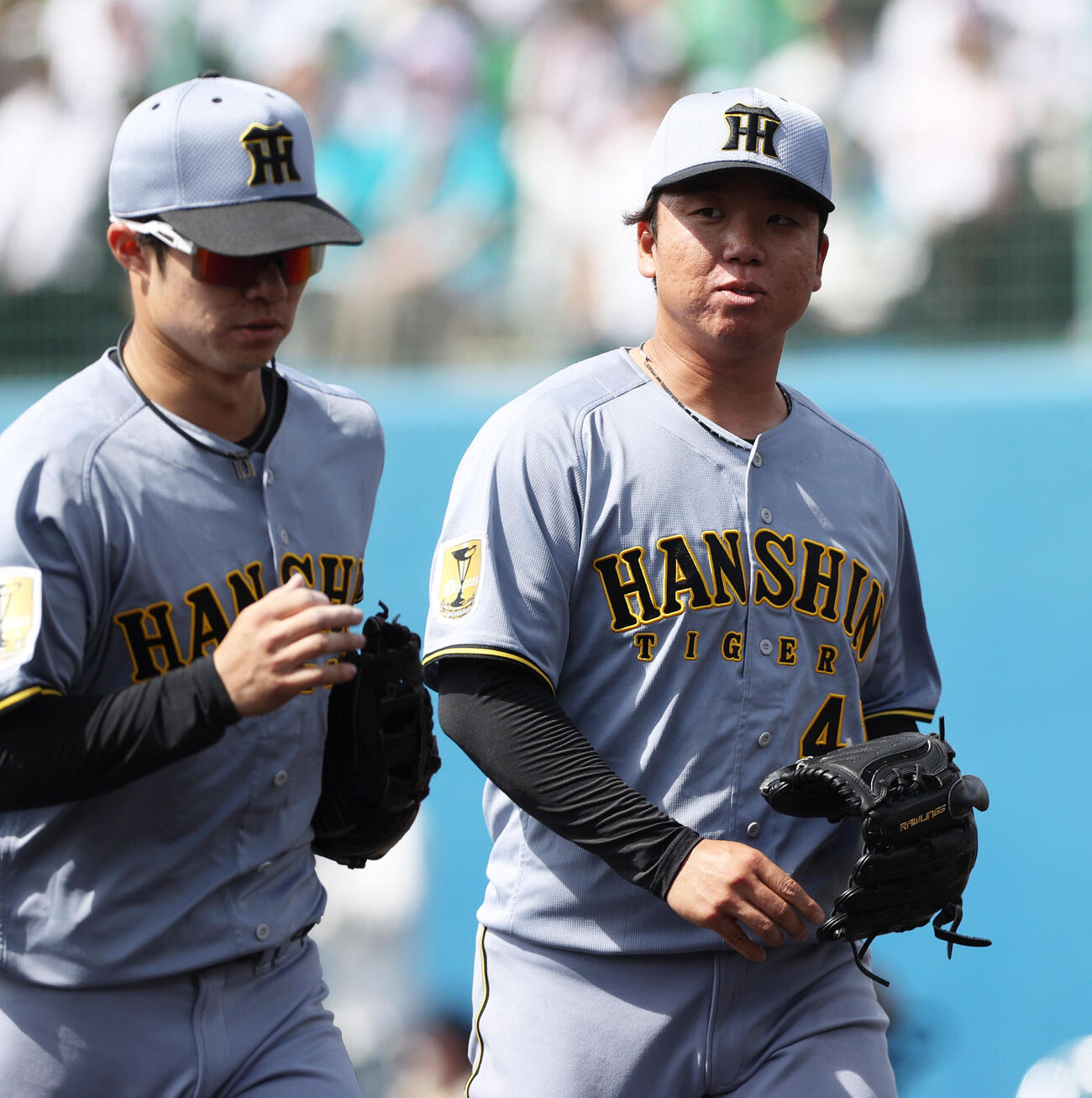 オープン戦　ヤクルト対阪神　先発の阪神村上（右）は2回を3者凡退に抑えベンチに引き揚げる。左は中野（撮影・上山淳一）