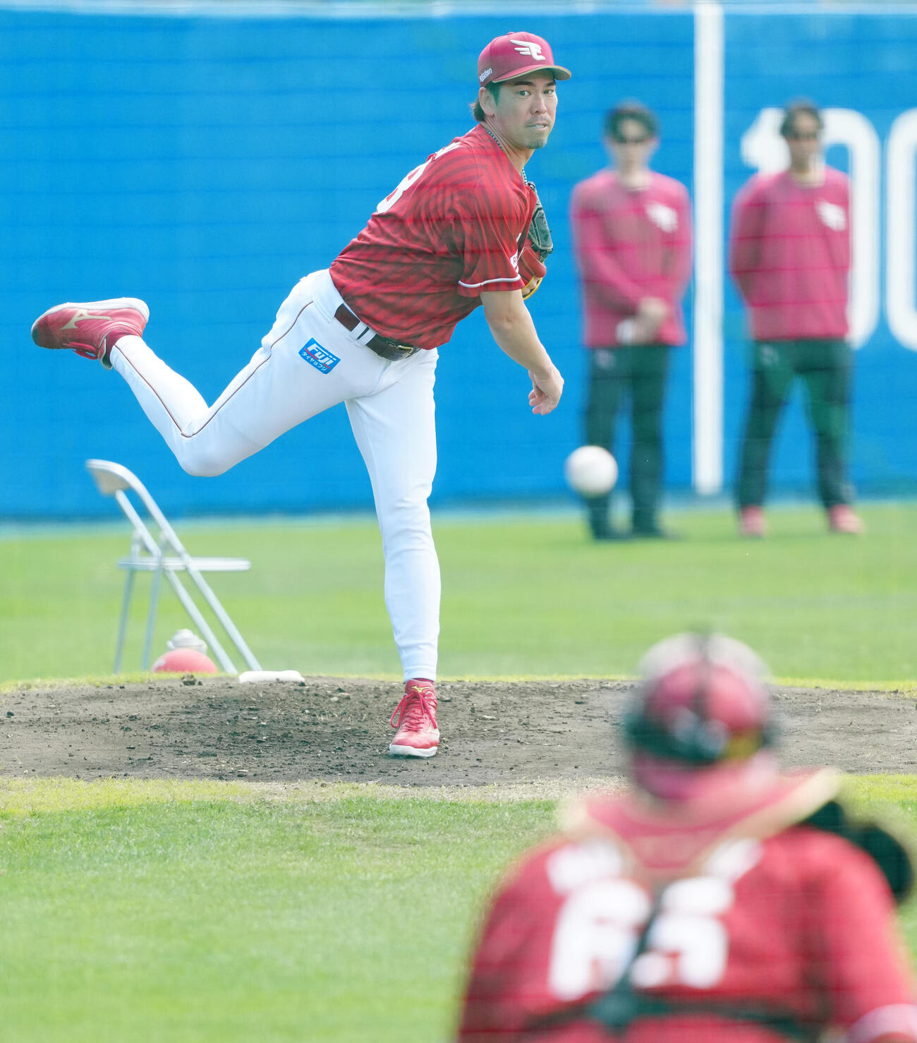 DeNA対楽天　試合前、投球練習する楽天先発の前田健（撮影・江口和貴）