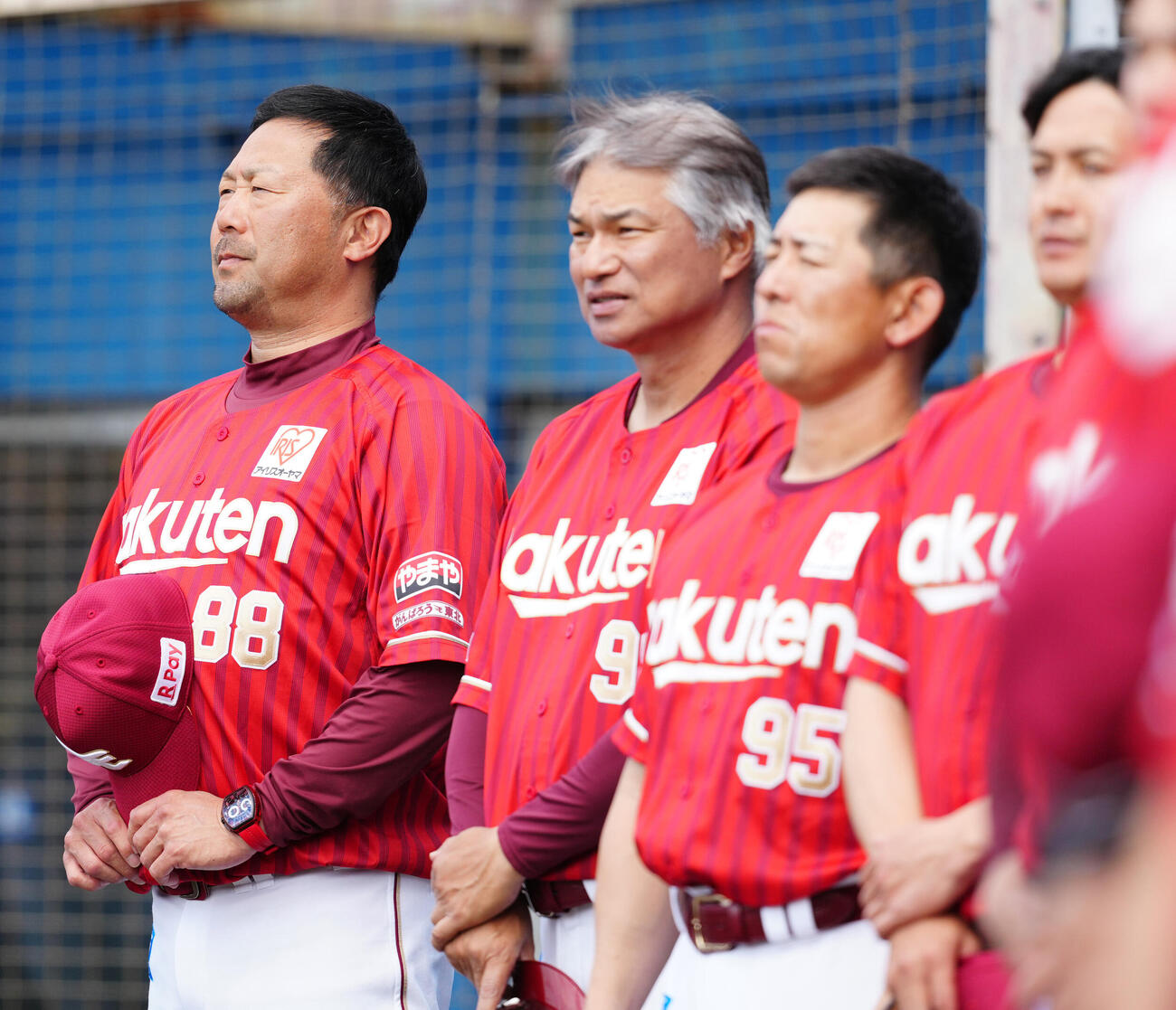 DeNA対楽天　試合前、君が代斉唱する楽天三木監督（左）（撮影・江口和貴）