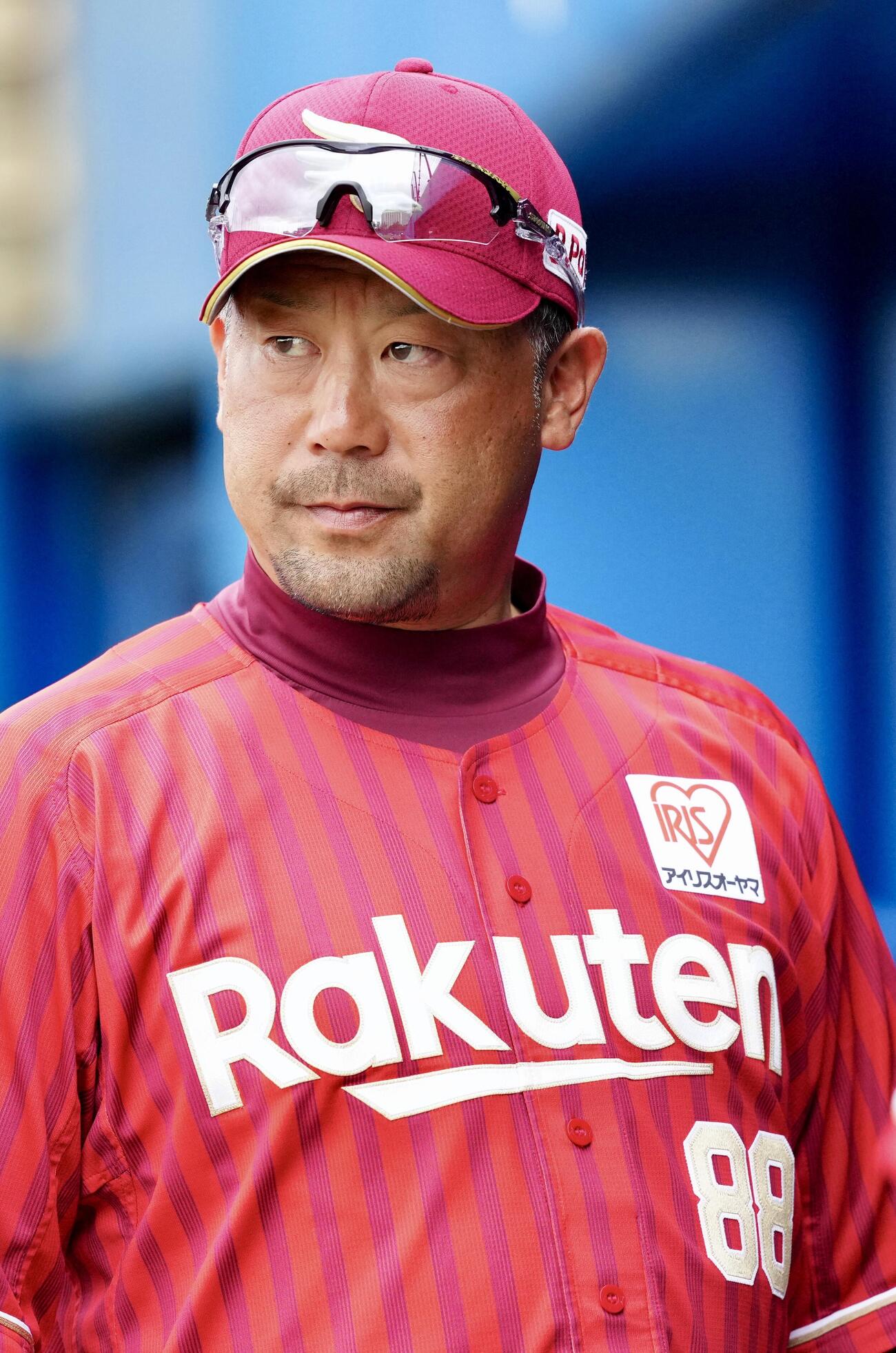 DeNA対楽天　8回裏開始前、選手交代を告げた楽天三木監督（撮影・江口和貴）