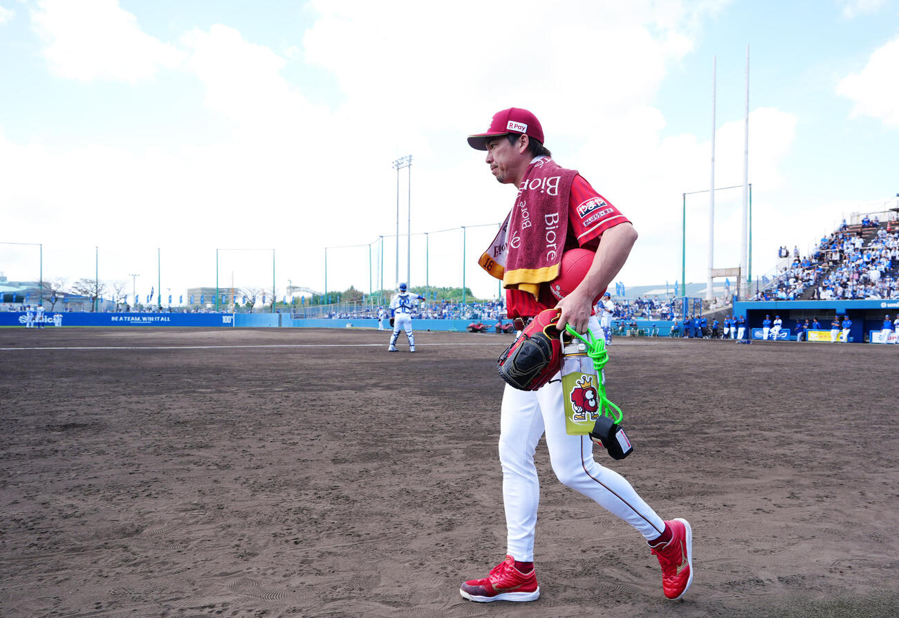DeNA対楽天　試合前調整に向かう楽天先発の前田健（撮影・江口和貴）