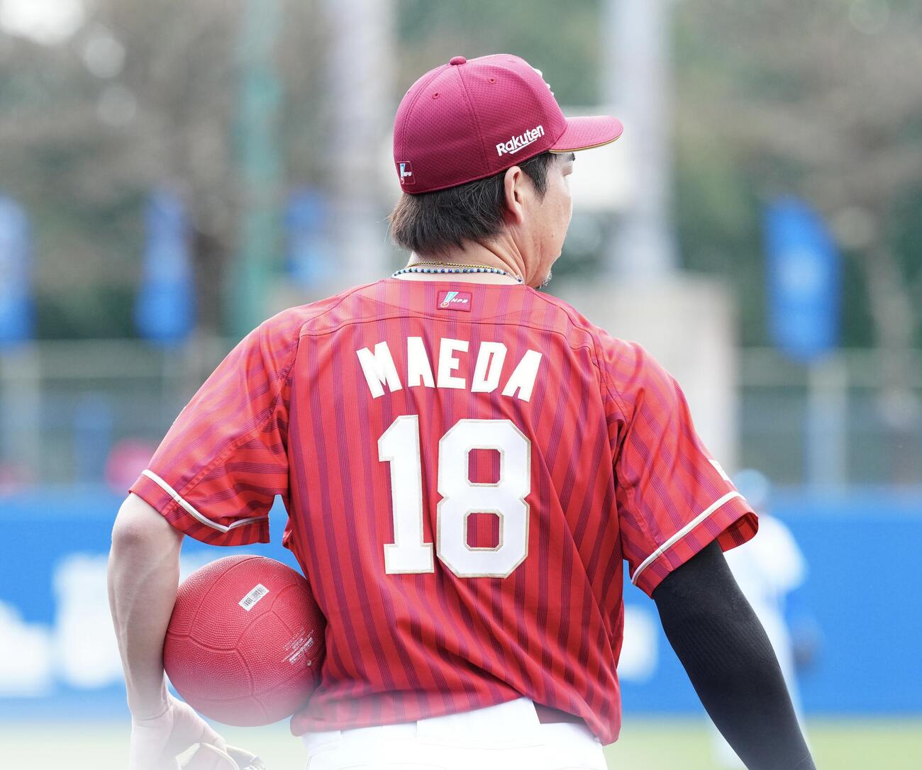 DeNA対楽天　試合前調整に向かう楽天前田健（撮影・江口和貴）