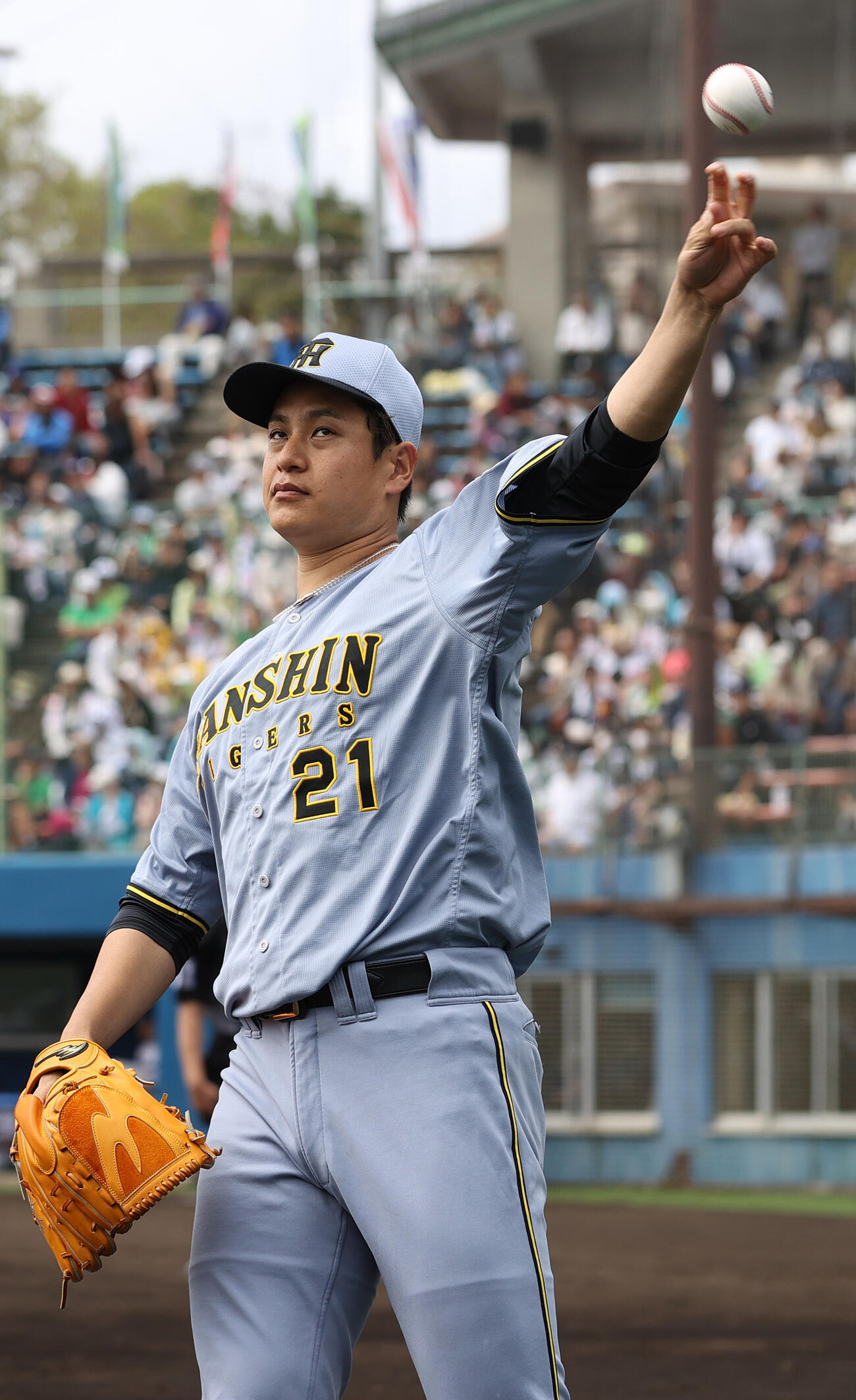 オープン戦　ヤクルト対阪神　5回裏の投球を前にベンチでキャッチボールする阪神大竹（撮影・上山淳一）