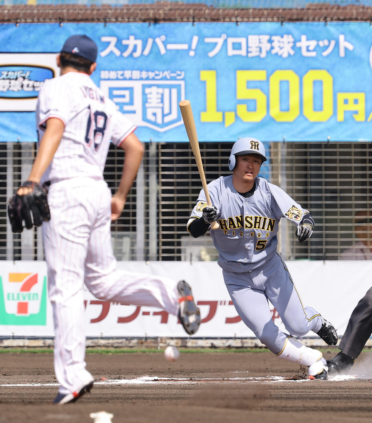 ヤクルト対阪神　1回表阪神無死、近本は内野安打を放つ（撮影・上田博志）