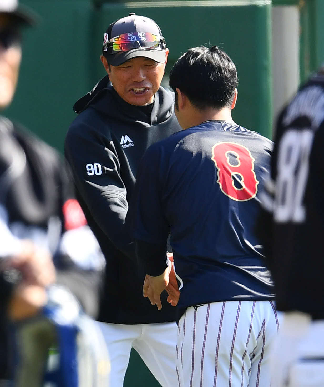 侍ジャパン対ソフトバンク　試合前、侍ジャパン近藤（右）からあいさつされるソフトバンク小久保監督（撮影・岩下翔太）