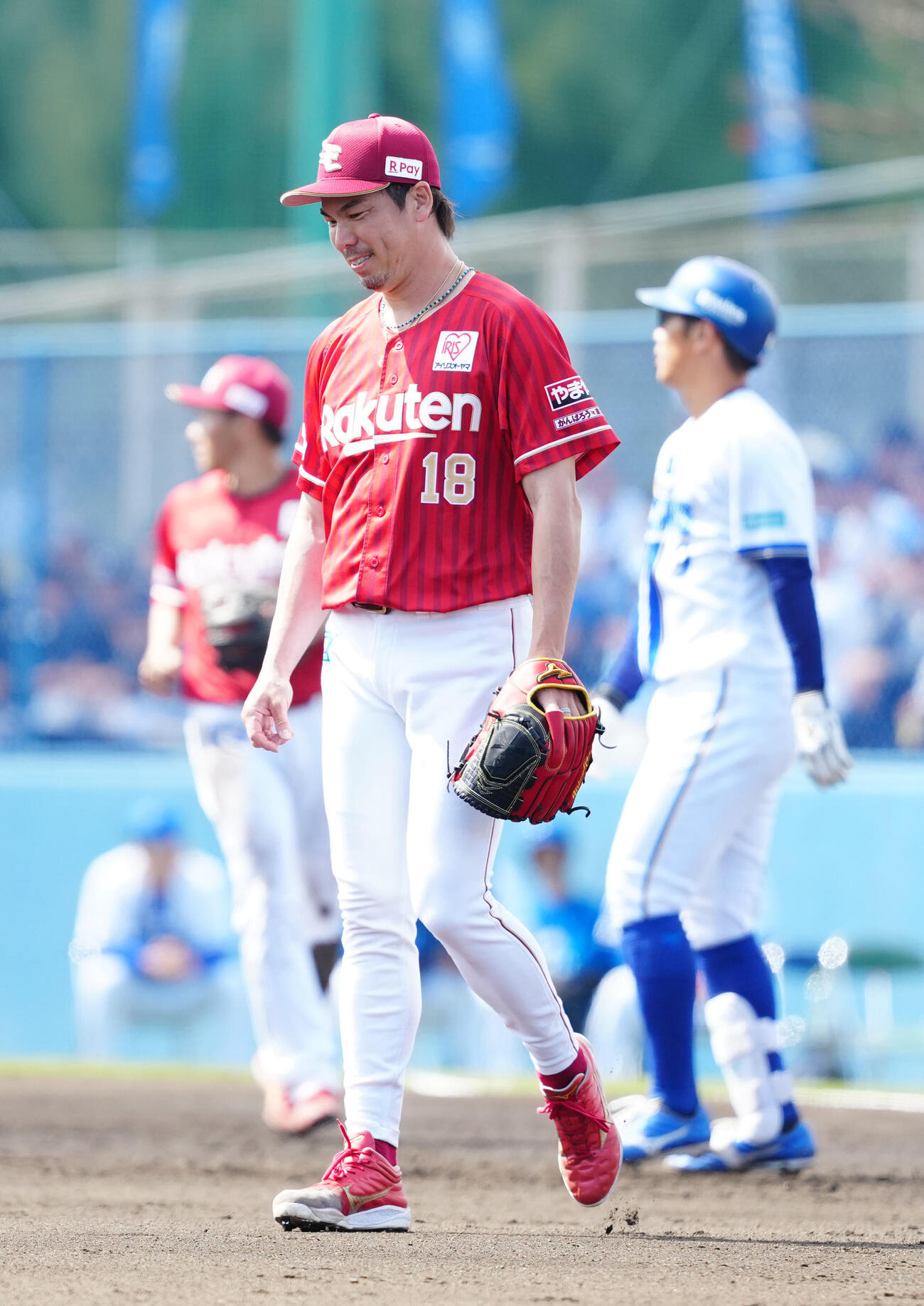 DeNA対楽天　2回裏DeNA1死一、二塁、京田（右）に先制適時打を浴びた前田健（撮影・江口和貴）