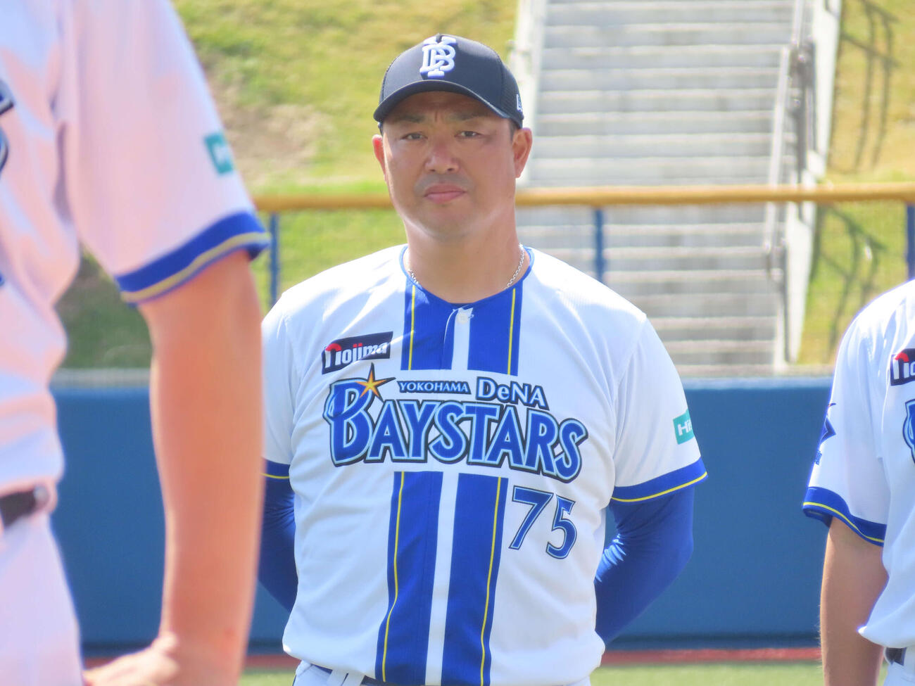 2軍春季キャンプを打ち上げ、手締めのあいさつに耳を傾けるDeNA村田2軍監督