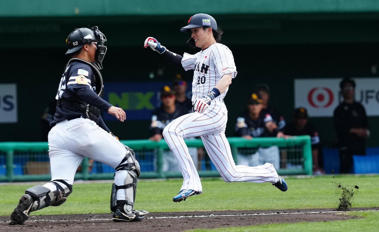 日本対ソフトバンク　2回裏日本2死一、二塁、佐藤輝明の適時二塁打で生還する周東（撮影・垰建太）