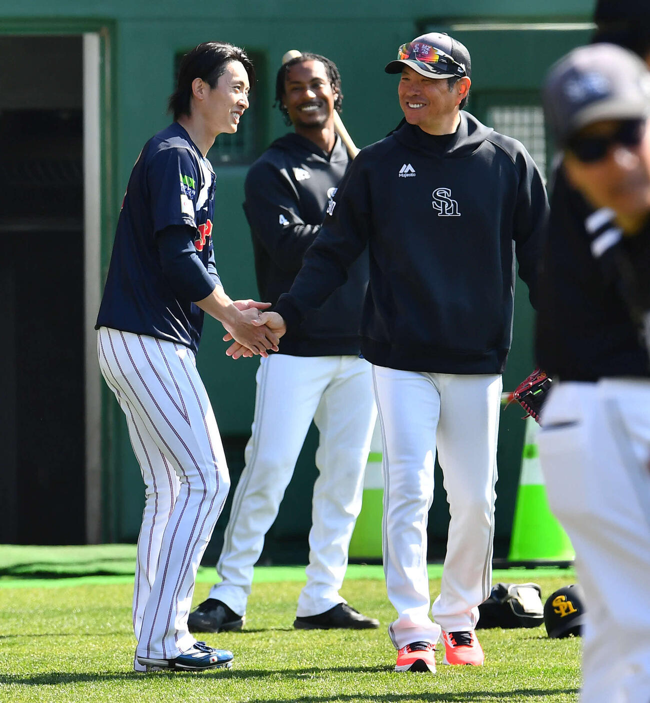 侍ジャパン対ソフトバンク　試合前、ソフトバンク小久保監督（右）にあいさつする侍ジャパン周東（撮影・岩下翔太）