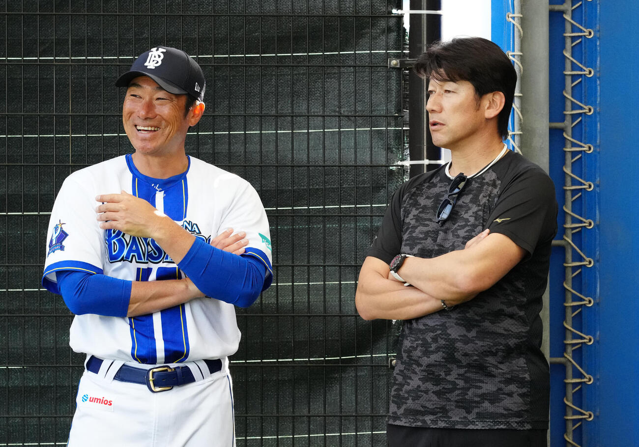 ブルペンで言葉を交わすDeNA相川監督（左）と三浦前監督（撮影・江口和貴）