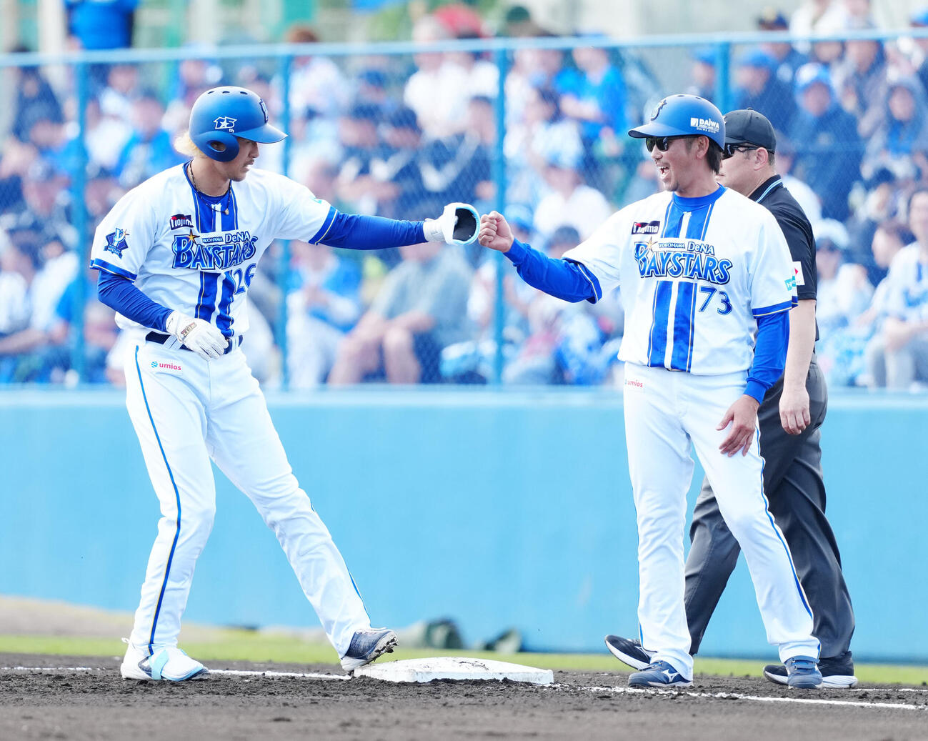 DeNA対楽天　2回裏DeNA1死一、三塁、適時打を放った三森（左）（撮影・江口和貴）