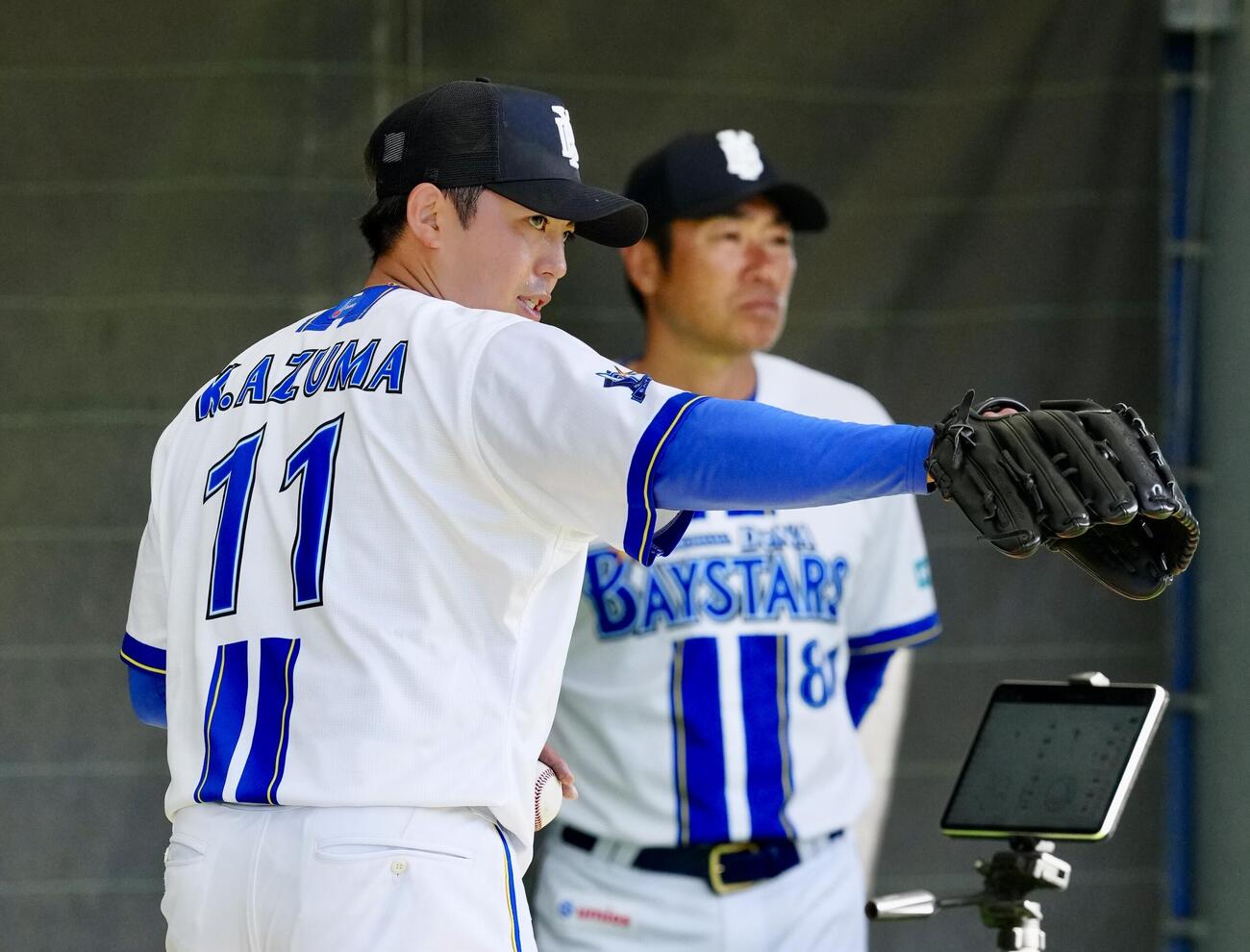 ブルペン投球するDeNA東。後方は相川監督（撮影・江口和貴）
