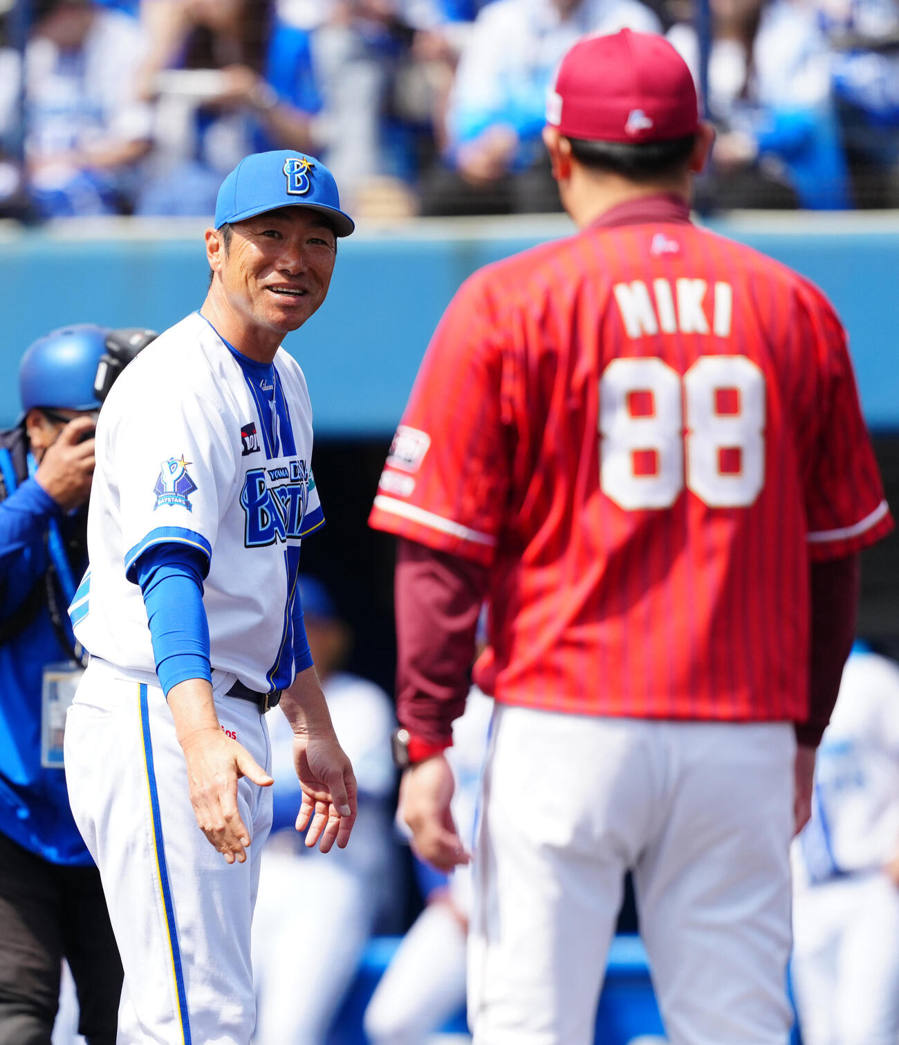 DeNA対楽天　試合前のセレモニーに臨むDeNA相川監督（撮影・江口和貴）