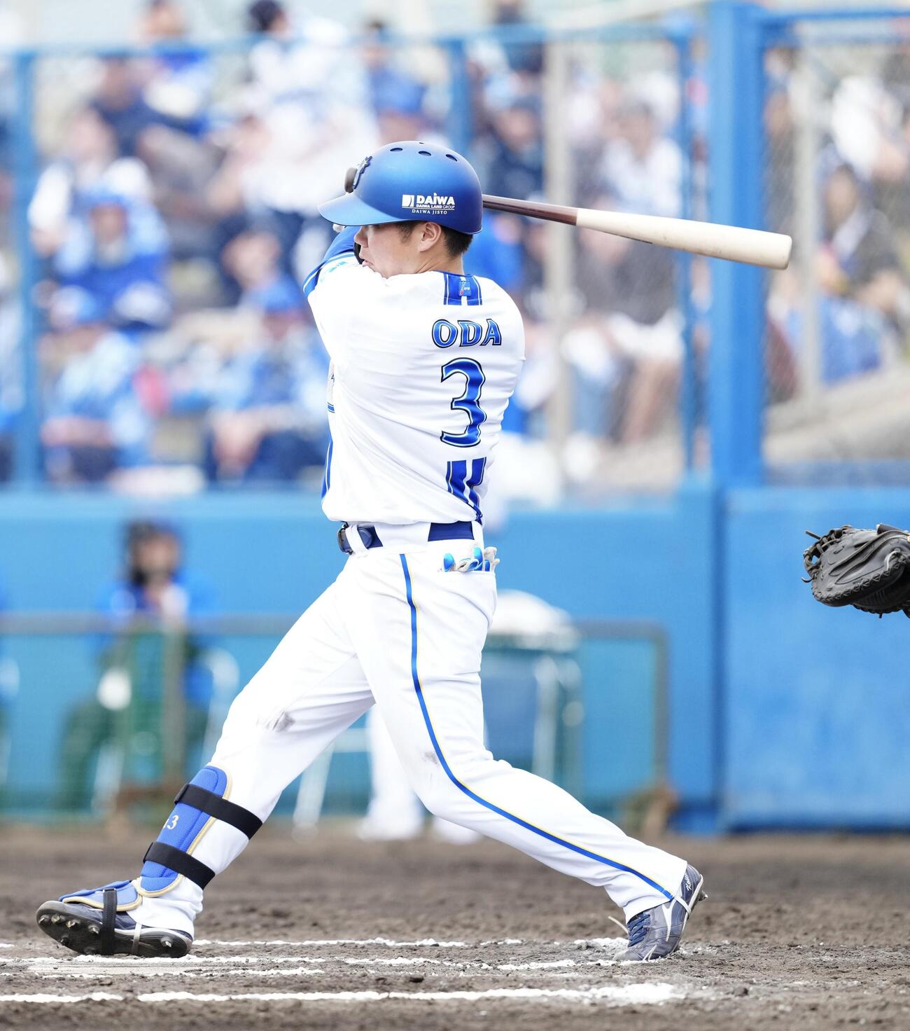 DeNA対楽天　6回裏DeNA1死、右前打を放つ小田（撮影・江口和貴）