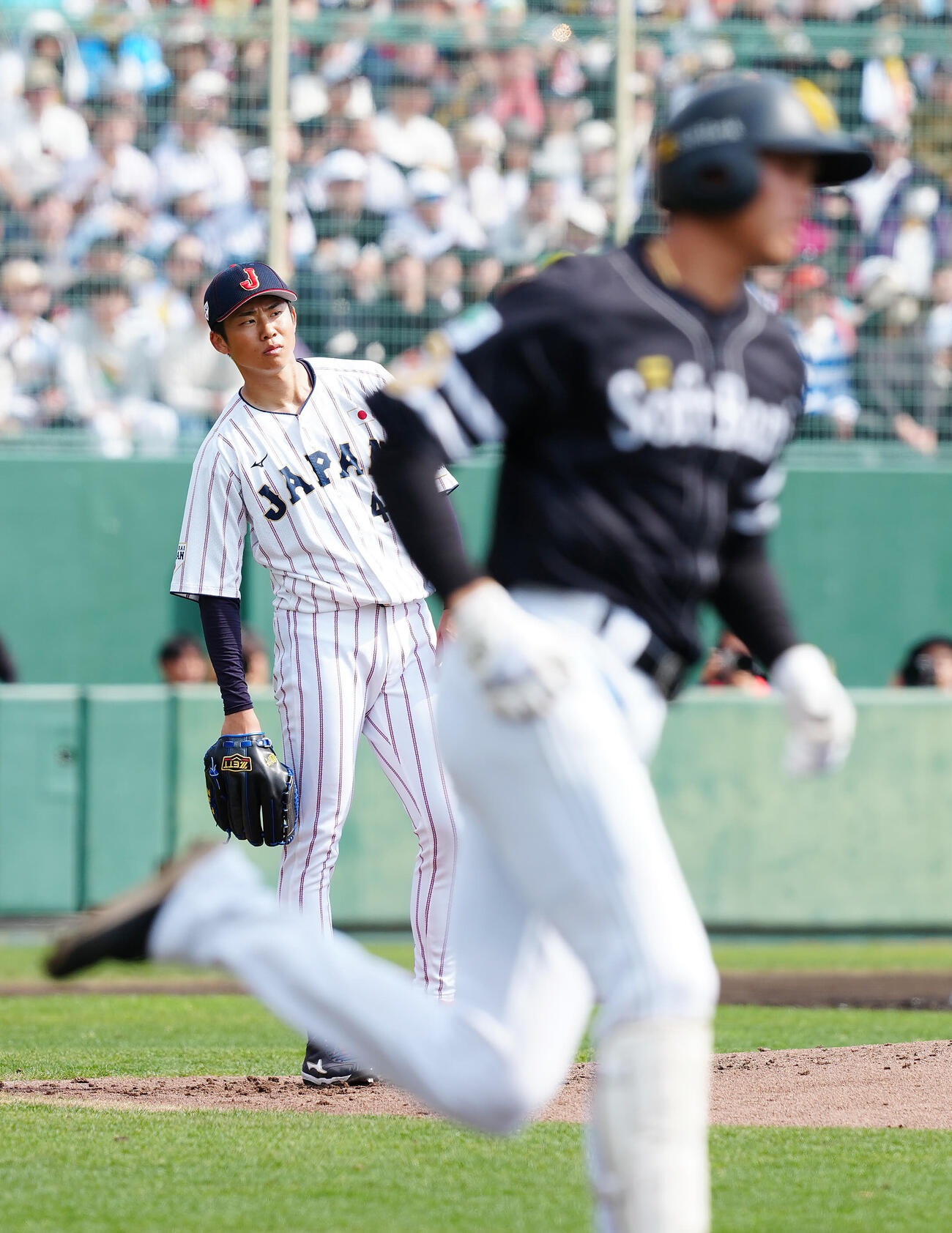 日本対ソフトバンク　2回表ソフトバンク2死、笹川吉康（手前）にソロ本塁打を浴びる曽谷（撮影・垰建太）