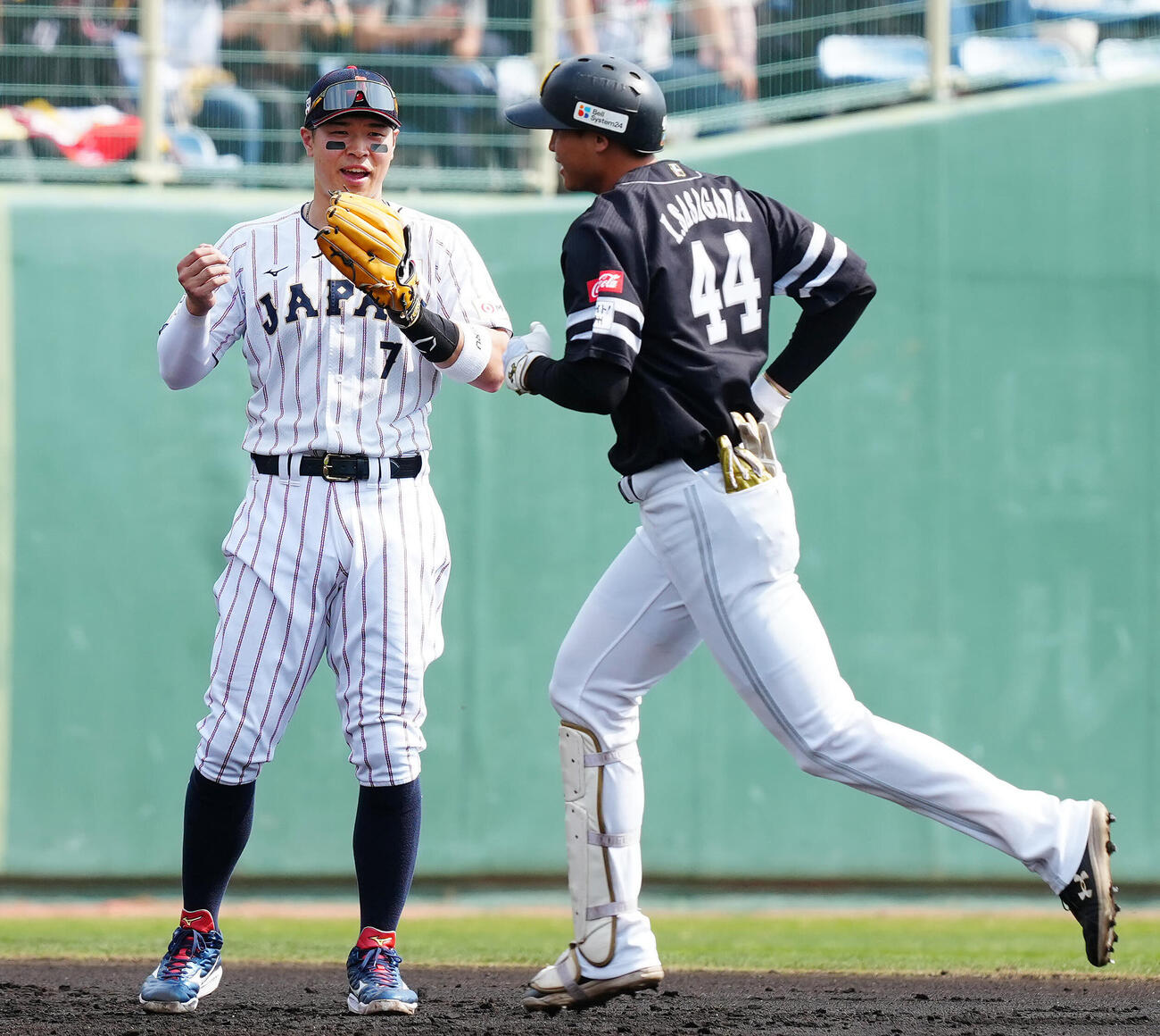 日本対ソフトバンク　2回表ソフトバンク2死、笹川（手前）にソロ本塁打を浴びる曽谷（撮影・垰建太）