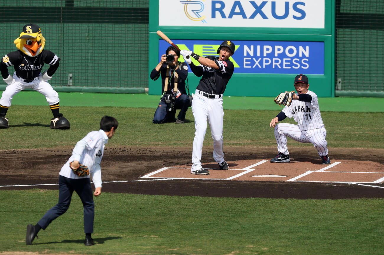 日本対ソフトバンク　始球式を行う和田氏。打席は柳田、捕手役に侍ジャパン松田コーチ（撮影・加藤哉）