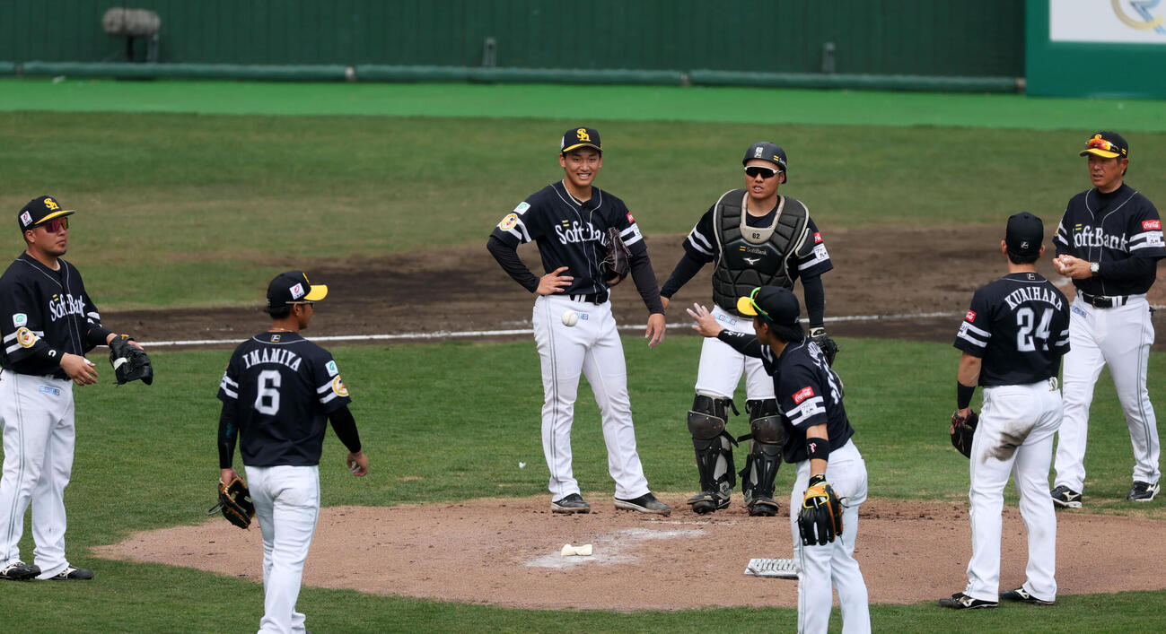 日本対ソフトバンク　2回裏日本2死一、二塁、前田は打者佐藤を迎えたところで小久保監督（右）がマウンドへ歩み寄り降板を告げられる（撮影・加藤哉）
