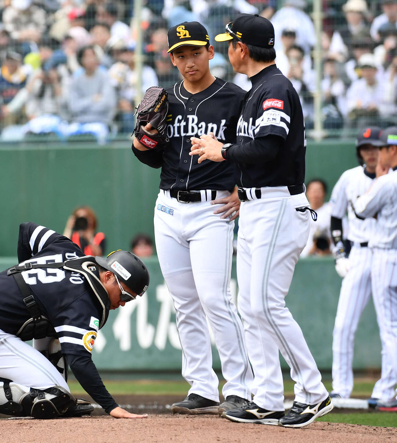 日本対ソフトバンク　2回裏日本2死一、二塁、降板を告げられた前田悠（左から2人目）はマウンドで小久保監督と話す（撮影・岩下翔太）